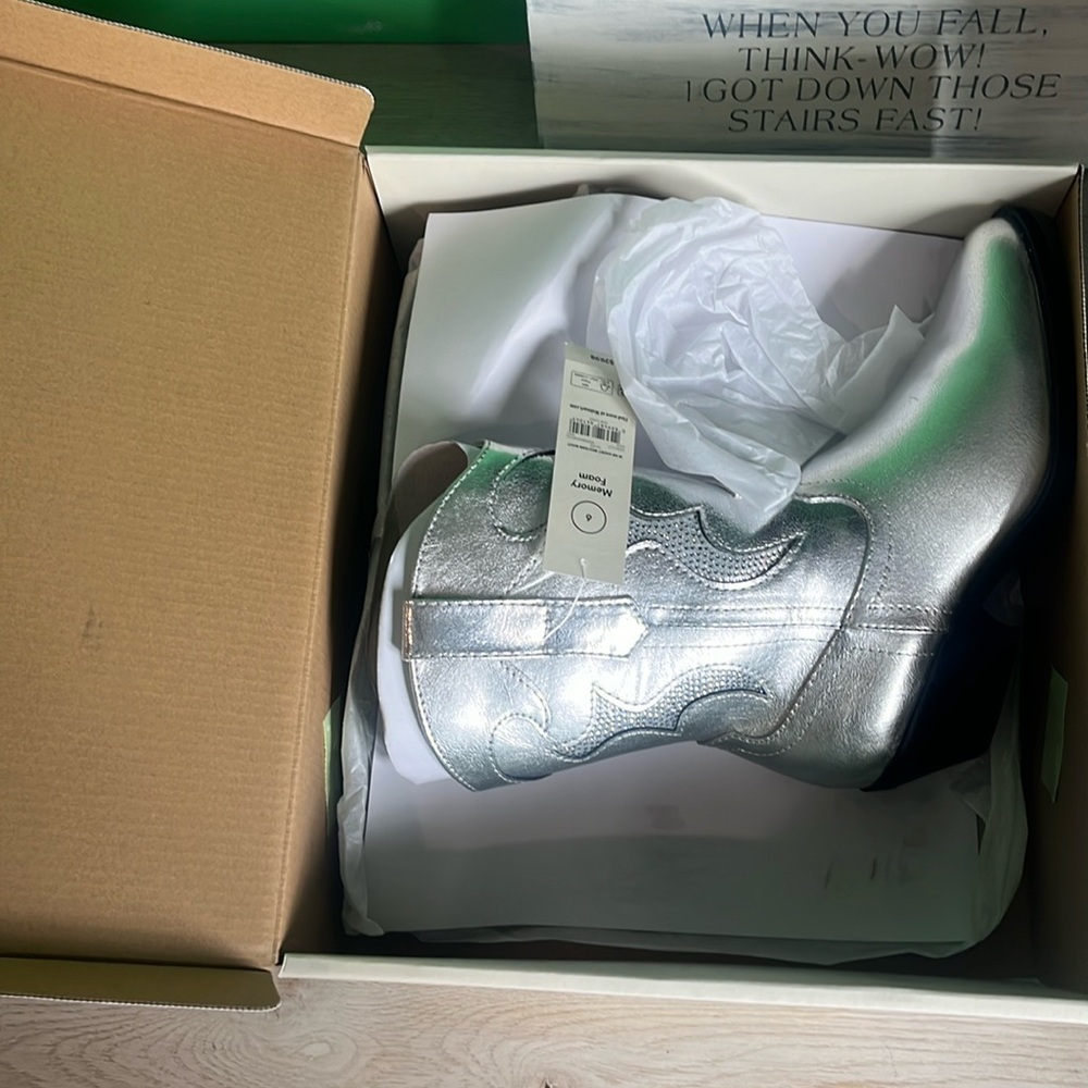NWTs mini boots size 6
